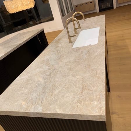 Move-in cleaning in Chicago with freshly cleaned kitchen surfaces by Neat N Tidy