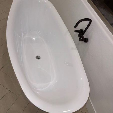 Move-out bathroom cleaning in Chicago with sanitised bathtub by Neat N Tidy